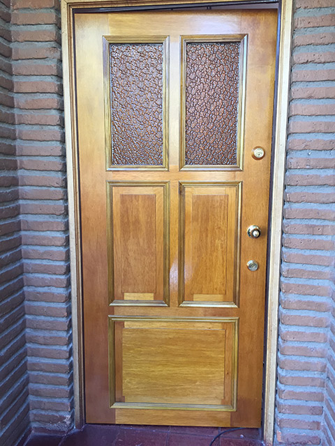 Puerta con diseño de vidrio y mampara